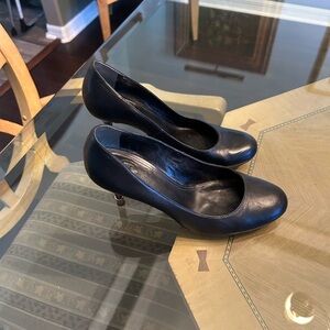 Elegant and timeless black all leather Tory Burch heels. 6 1/2.